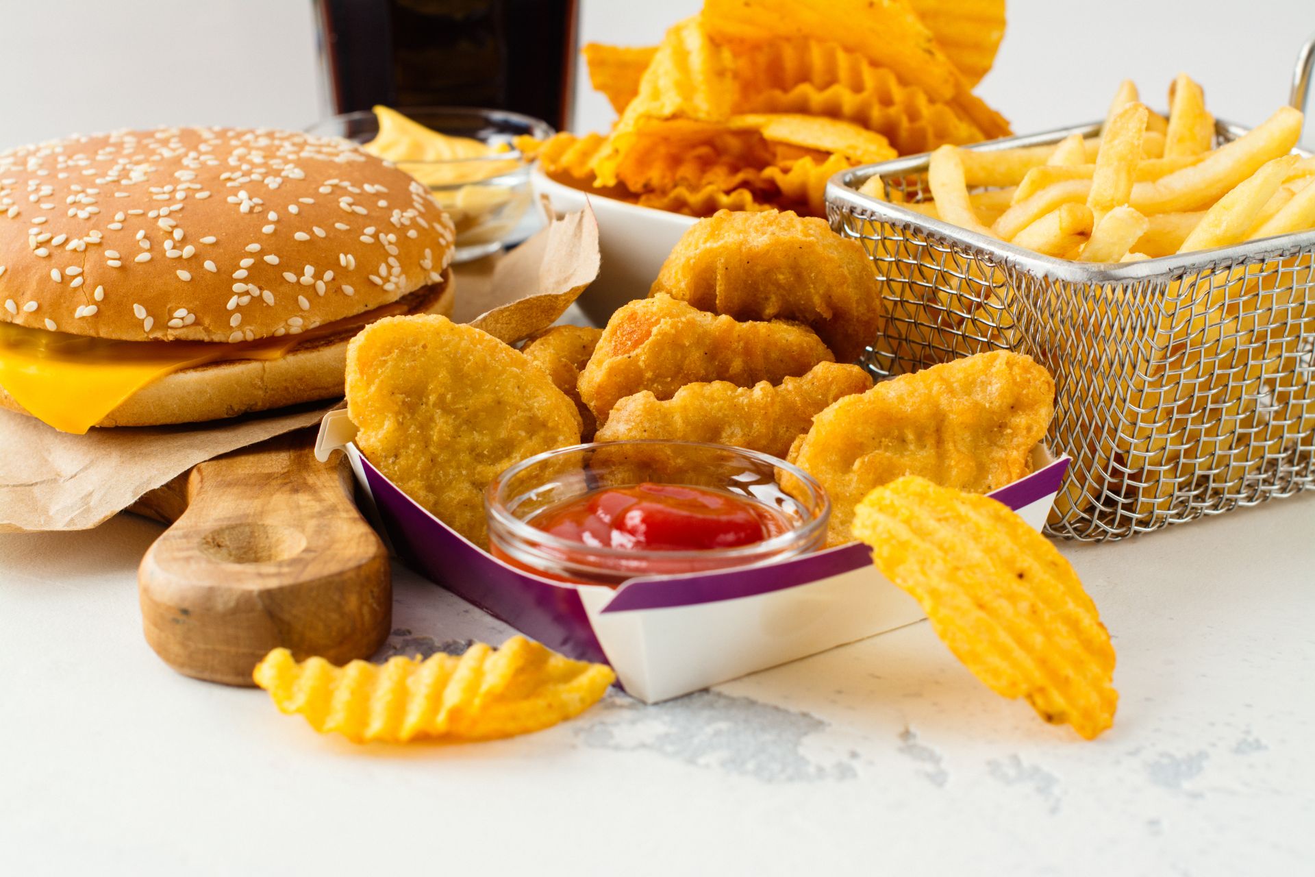 Frytki, nuggetsy, chipsy, hamburger